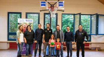 Lisa Schüller (Elternbeirat), Kathrin Wild (Leitung Kita Mistelgau), Daniel Rupprecht (Abteilungsleiter Diakonie Bayreuth), Bastian Doreth (Spieler BBC Bayreuth), Igor Kushnir (ZEISS VISION CENTER Bayreuth), Christian Stoschek (ZEISS VISION CENTER Bayreuth), Alexis Karypidis (Vizepräsident BBC Bayreuth) und die Kinder Oskar und Amelie