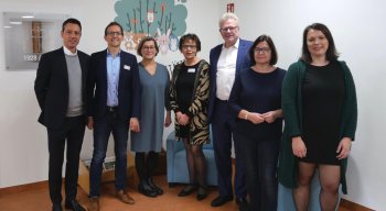 Große Freude in den neuen Räumen: v. l. n. r. Architekt Bruno Hauck, Daniel Rupprecht, Ute Dohm-Giegler, Monika Dahms, OB Thomas Ebersberger, Sozialreferentin Manuela Brozat, Ann-Kristin Bauer (Stadt Bayreuth, verantwortlich für den Bereich Kita-Betreuung)