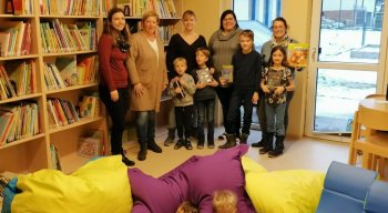 v. l. n. r.: Lisa Schüller(Elternbeiratsvorsitzende), Tatiana Klusmann (Vorstand „Wir für Kinder e. V.“), Friederike Vogel (Vorstand „Wir für Kinder e. V.“), Kathrin Wild (Kita-Leiterin), Melanie Harfold-Wagner (Sprach-Fachkraft Kita Mistelgau) mit Kita-Kindern