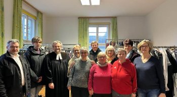 v. l. n. r. Alexander Nierhoff (Kath. Kirchenpfleger), Wolfgang Nierhoff (1. Bürgermeister Stadt Pegnitz), Dekan Markus Rausch, Pfarrer Patrick Martin (Diakon Kath. Gemeinde Pegnitz für Pfarrer Norbert Förster, der leider verhindert war), Margit Martin (Bewohnerin des Hauses, die öfter Kleidung entgegennimmt), Marek Flasinski (Pfarradministrator), Hanne Häckel, Monika Müller, Melanie Hähnlein und Claudia Götz (unsere Ehrenamtlichen), Monika Sigl (Diakonie Bayreuth, Außenstelle Pegnitz)