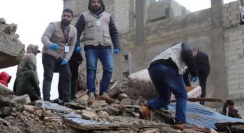 Schweres Erdbeben in dere Türkei und Syrien am 6.2.2023: Mitarbeitende von GOPA-DERD machen sich einen Überblick über die Lage, um den Bedarf an Hilfeleistungen zu evaluieren und vorzubereiten (© GOPA-DERD/Diakonie Katastrophenhilfe)