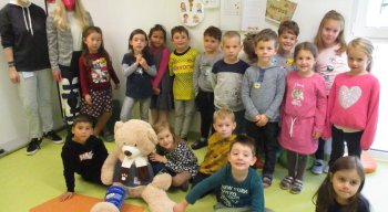 Katrin Hegele, Anne Schiller und die Kinder der Kita Laineck mit Teddy Baloo