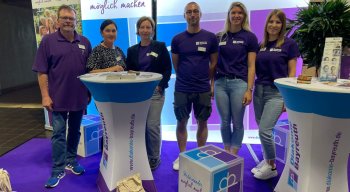 Messestand mit sechs Personen