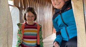 Zwei Kinder im Spielhaus
