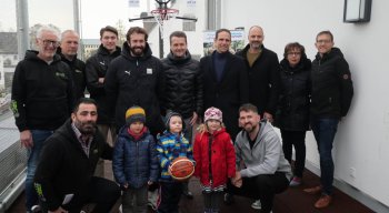 (v. l. n. r.) hintere Reihe: Thomas Dressel (Präsident BBC Bayreuth), Gerhard Renner (BBC Bayreuth), Paul Klinger (Nachwuchstalent BBC Bayreuth), Bastian Doreth (Spieler BBC Bayreuth), Frank Auernheimer (Lions Club Bayreuth-Kulmbach), Gert Lowack (Lions Club Bayreuth-Kulmbach), Martin Munzert (Lions Club Bayreuth-Kulmbach), Monica Dahms (Leitung Kita Kreuz), Daniel Rupprecht (Leitung Kinder- und Jugendhilfe Diakonie Bayreuth); vordere Reihe: Alexis Karipidis (Vizepräsident BBC Bayreuth) und Johannes Ködel (sportlicher Direktor BBC Bayreuth) mit Kindern der Kita Kreuz