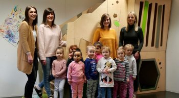Zusammen wachsen - die Erzieherinnen mit einigen "ihren" Kindern