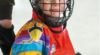 Kind in Eishockeyausrüstung auf Spendenflyer