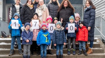 Große Freude in der Kita Saas, v. l. n. r.: Stefanie Salihu (Gesamteinrichtungsleitung), Monique Arneth (Elternbeirat Kindergarten), Jacqueline Schuster (Leitung Hort), Alicia Gollwitzer (2. Vorsitzende Siedlergemeinschaft), Patricia Gahr (stellv. Gesamteinrichtungsleitung), Kristina Krätschmar (1. Vorsitzende Elternbeirat Kindergarten), Andrea Scholti (Elternbeirat Kindergarten), Kinder vom Kindergarten und Hort, Foto: Andreas Harbach/bayreuth.media
