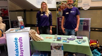 Messestand mit zwei Personen